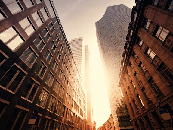 abbildung eines finanzzentrums im sonnenuntergang